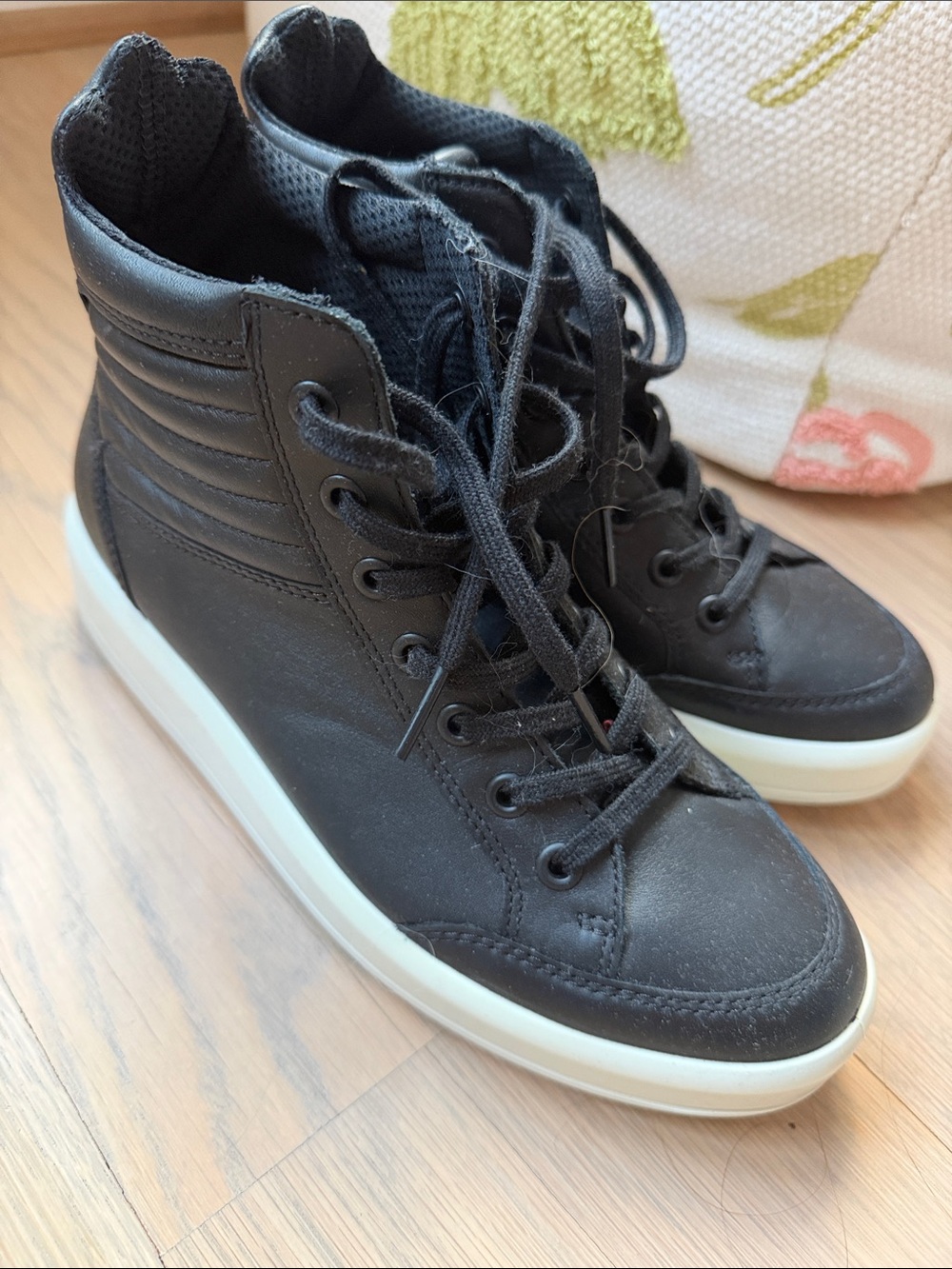 ECCO soft hi top size 36 like new black sneaker